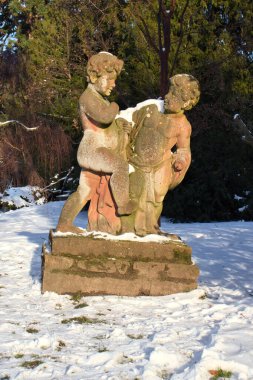 Karlsruhe, Almanya - 12 Şubat 2021: Güneş, Almanya 'da bir kış günü Karlsruhe Sarayı yakınlarında iki kişinin heykeline çarptı..