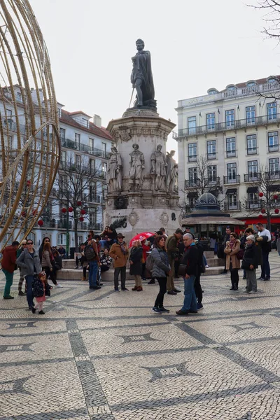 Lizbon, Portekiz - 23 Aralık 2019: Lizbon, Portekiz 'deki Camoes Meydanı' ndaki Camoes Anıtı. Luis de Camoes ulusal şairdir. Heykeldeki küçük figürler Portekiz kültürünün ve Keşifler Çağı 'nın önde gelen figürleriydi.