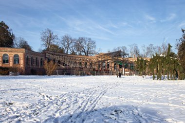 Karlsruhe, Almanya - 12 Şubat 2021: Karlsruhe, Almanya 'da bir kış günü kar ve inşaat üzerinde parlayan güneş.