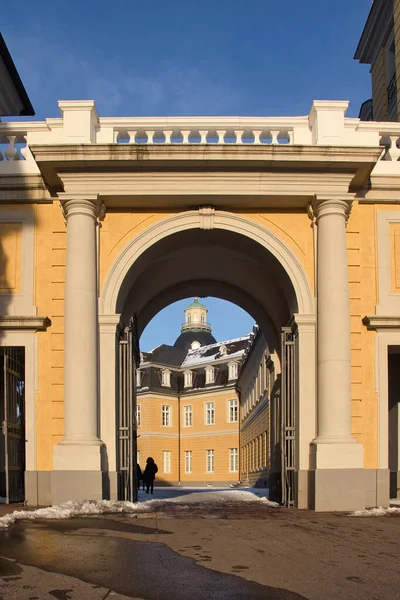 カールスルーエ ドイツ 2021年2月12日 ドイツの晴れた冬の日にカールスルーエ宮殿への入り口のアーチ — ストック写真