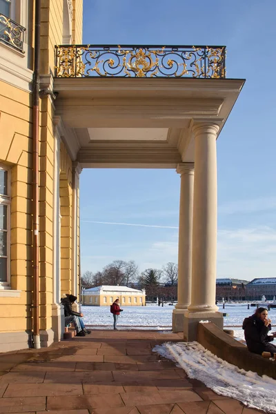 カールスルーエ ドイツ 2021年2月12日 ドイツの晴れた冬の日にカールスルーエ宮殿の外の柱 — ストック写真