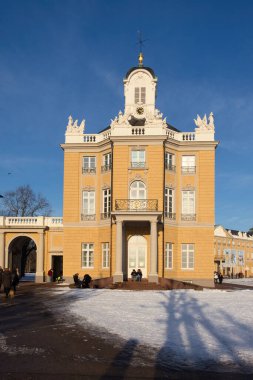Karlsruhe, Almanya - 12 Şubat 2021: Almanya 'da güneşli bir kış gününde Karlsruhe Sarayı' nın bir parçası.