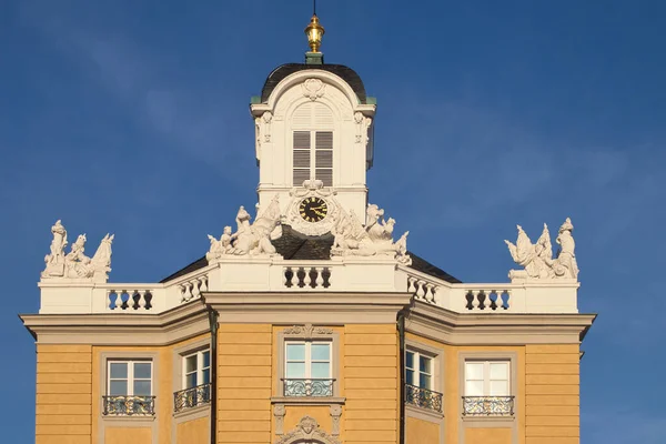 德国卡尔斯鲁厄 2021年2月12日 德国阳光灿烂的冬日 卡尔斯鲁厄宫顶部的时钟 — 图库照片