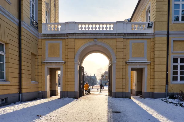 ドイツ カールスルーエ 2021年2月12日 ドイツの冬の日 カールスルーエ宮殿の雪の中のアーチと影 — ストック写真