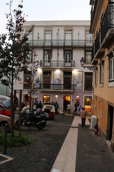 Λισαβόνα Πορτογαλία Δεκεμβρίου 2019 Κτίριο Κόσμο Στο Βυθό Χειμερινή Βραδιά — Φωτογραφία Αρχείου