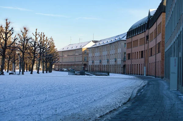 カールスルーエ ドイツ 2021年2月12日 ドイツのカールスルーエで冬の午後に曲線色の建物の行 — ストック写真