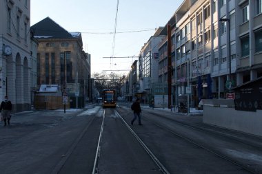 Karlsruhe, Almanya - 12 Şubat 2021: Almanya 'da bir kış öğleden sonra Karlsruhe şehir merkezinde tramvay rayları.