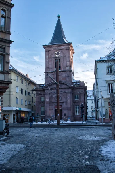 ドイツ カールスルーエ 2021年2月12日冬の午後 ドイツ カールスルーエに時計のある小さな教会 — ストック写真