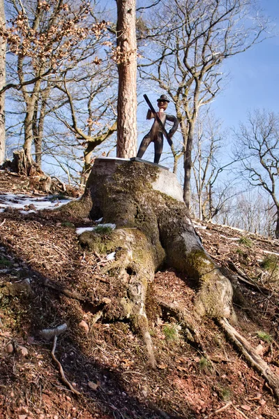 Winnweiler Alemania Febrero 2021 Pequeña Estatua Tallada Madera Hombre Sosteniendo — Foto de Stock