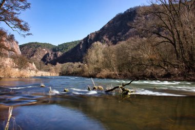 Almanya 'da güneşli bir kış gününde Nahe Nehri üzerindeki Rocky tepeleri.