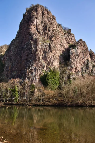 在一个阳光灿烂的冬日里 德国巴特克鲁扎克纳河畔的岩石悬崖 — 图库照片