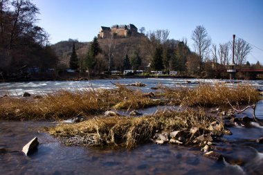 Bad Munster, Almanya - 25 Şubat 2021: Eburnburg Şatosu Nahe Nehri üzerinde güneşli bir kış günü Bad Munster am Stein-Eburnburg, Almanya.