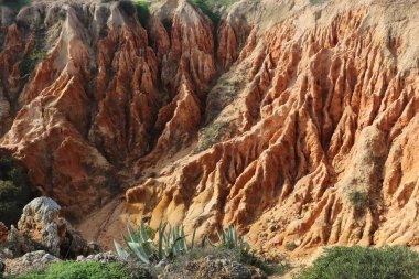 Bir kış günü Portekiz 'in Algarve kentindeki Yedi Asılı Vadi' deki kireçtaşı uçurumlarındaki çatlaklar..