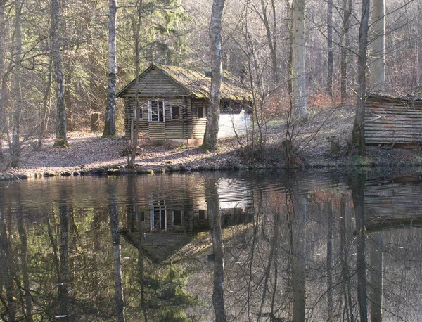Sonne Scheint Auf Verlassene Hütte Mit Spiegelung See Einem Wintertag — Stockfoto