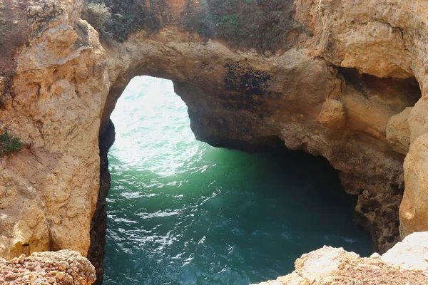 Wasser Einem Loch Kalkstein Südportugal Einem Wintertag — Stockfoto