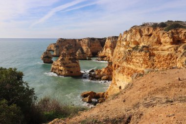 Portekiz 'in Algarve şehrinde bir kış günü Atlantik Okyanusu' nda Yedi Asılı Vadi Yolu boyunca kireçtaşı kayaları..