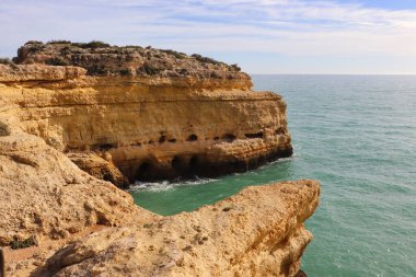 Atlantik Okyanusu üzerindeki uçurumlar Algarve, Portekiz 'de bir kış günü Yedi Asılı Vadi Yolu boyunca uzanır..