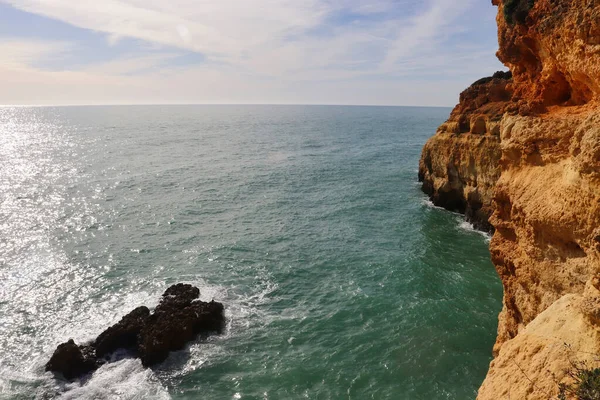 Вапнякові Скелі Біля Атлантичного Океану Зимовий День Алгарве Португалія Вздовж — стокове фото