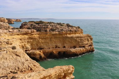 Atlantik Okyanusu 'ndaki kireçtaşı kayalıkları Yedi Asılı Vadi Yolu' nda bir kış günü Algarve, Portekiz 'de.