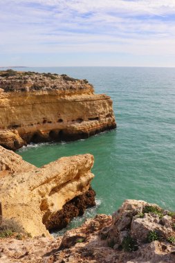 Bir kış günü Portekiz 'in Algarve şehrinde Atlantik Okyanusu' na düşen kireçtaşı kayalıkları Yedi Asılı Vadi 'de.