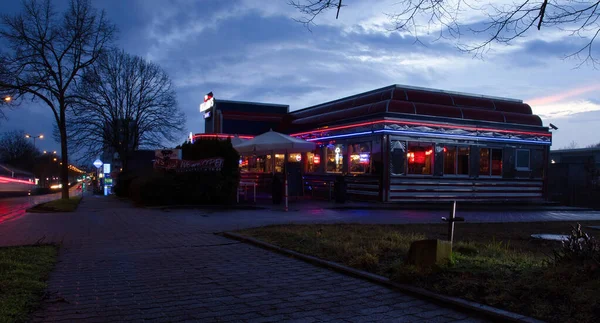 Kaiserslautern Německo Března 2021 Restaurace Sama Kullmana Červenými Modrými Světly — Stock fotografie