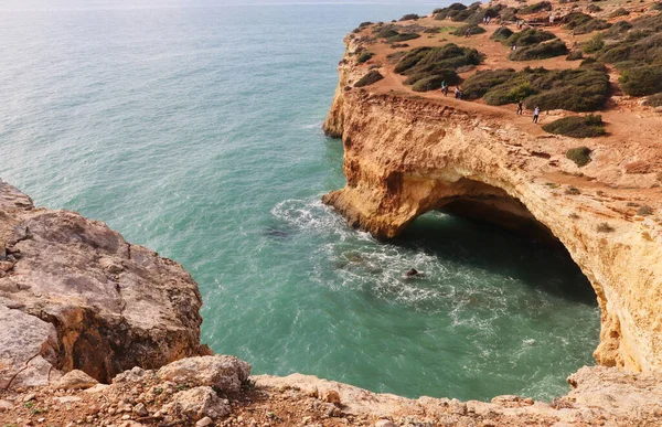 Woda Przepływająca Wokół Wapiennych Klifów Południowej Portugalii Wzdłuż Szlaku Siedmiu — Zdjęcie stockowe
