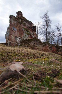 Kaiserslautern, Almanya - 15 Mart 2021: Bulutlu bir kış gününde Almanya 'nın Palatinate Ormanı' ndaki küçük kale harabelerine giden tepe.