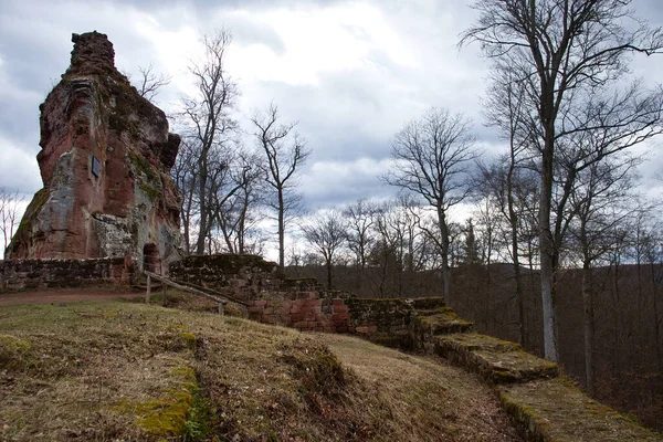 ドイツのカイザースラウテルン 2021年3月15日 小さな城を囲む壁 木曇りの冬の日にドイツのPalatate森林の丘の上にBeilsteinを破壊 — ストック写真