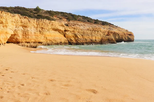 포르투갈 남부에 철길을 대서양의 석회암 아름다운 모래사장 — 스톡 사진