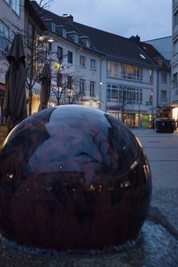 Kaiserslautern, Almanya - 16 Mart 2021: Balo, Almanya 'nın Kaiserslautern şehrinde bir kış gecesi.
