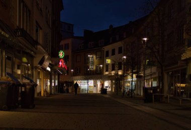 Kaiserslautern, Almanya - 16 Mart 2021: Almanya 'nın Kaiserslautern kentindeki bir alışveriş merkezinde kış gecesi mağazalar.