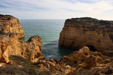 Atlantik Okyanusu 'nun etrafındaki kayalıklar güneşli bir kış gününde Güney Portekiz' deki Yedi Asılı Vadi Patikası boyunca uzanır..