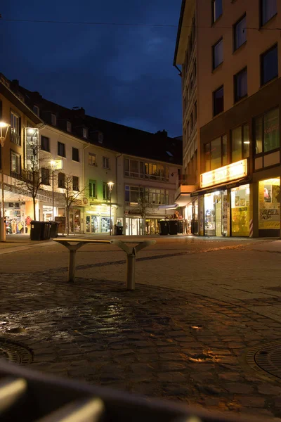 ドイツ カイザースラウテルン 2021年3月16日 冬の夜にドイツ カイザースラウテルンのダウンタウンのショッピング街の歩行者エリアのベンチ — ストック写真