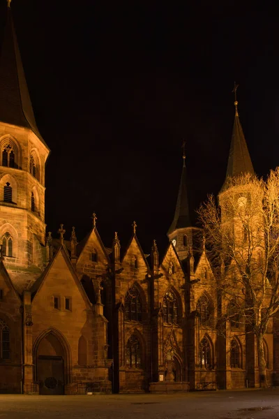 ドイツのカイザースラウテルン 2021年3月16日 冬の夜にドイツのカイザースラウテルンのダウンタウンにあるカイザースラウテルン大学教会の正面 — ストック写真