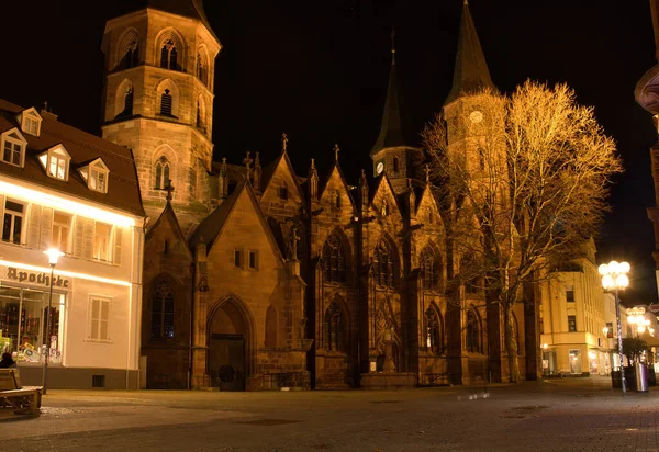 德国Kaiserslautern 2021年3月16日 冬季夜晚 德国Kaiserslautern市中心街道上的主教座堂门前 — 图库照片
