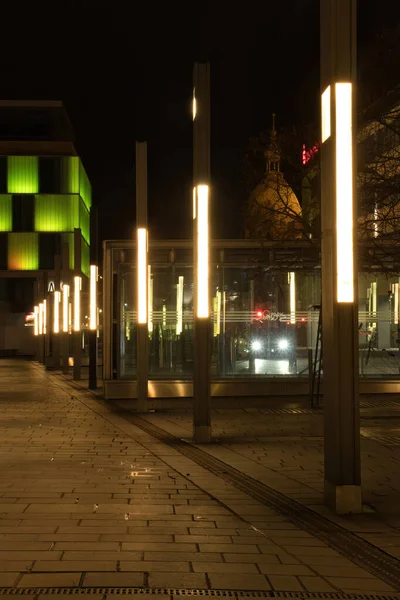 德国Kaiserslautern 2021年3月16日 冬季夜晚德国Kaiserslautern的一排灯光 — 图库照片