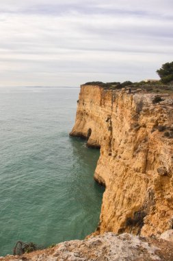 Güney Portekiz 'deki Yedi Sarkık Vadi Patikası' nda bir kış günü Atlantik Okyanusu 'nun yanındaki uçurumun üzerindeki bulutlar..