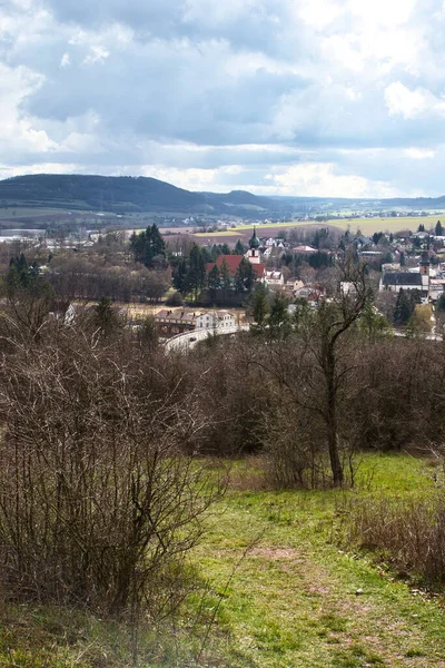 Winnweiler Alemanha Março 2021 Trilha Que Desce Uma Colina Até — Fotografia de Stock