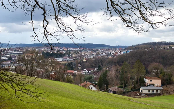 Winnweiler Tyskland Mars 2021 Hill Med Grönt Gräs Ovanför Winnweiler — Stockfoto