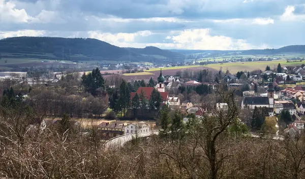 德国温韦勒 2021年3月17日 在多云的冬季 希尔俯瞰德国温韦勒的一座教堂和其他建筑 — 图库照片