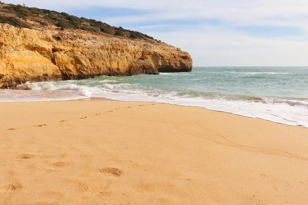 Spiaggia Sabbia Vicino Una Scogliera Oceano Una Giornata Invernale Soleggiata — Foto Stock