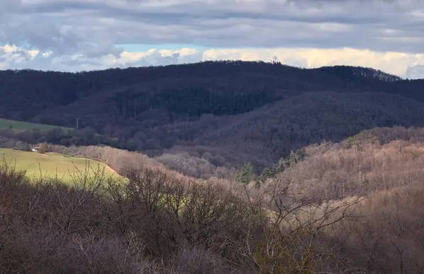 Zonlicht Schijnt Een Vallei Omringd Door Heuvels Met Bomen Een — Stockfoto