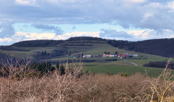 Winnweiler Deutschland März 2021 Eine Häuserzeile Fuße Eines Hügels Einem — Stockfoto