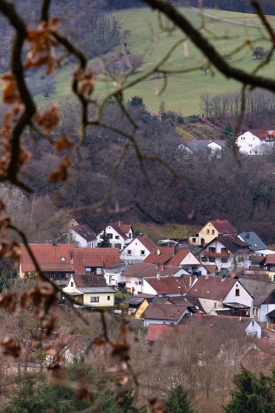 독일의 윈바일러 2021 겨울날 독일에서 계곡에 나무들 에둘러 들에서 나무들을 — 스톡 사진