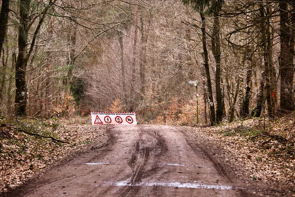 ドイツの冬の日に遊歩道を閉鎖するPalatate Forestにサインインしてください — ストック写真