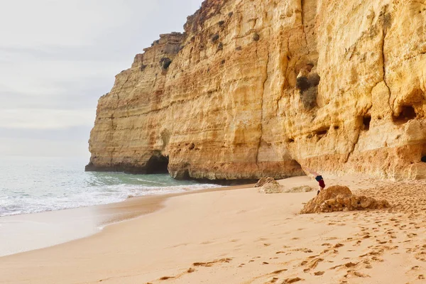 Ragazza Adolescente Che Palo Bein Una Roccia Una Spiaggia Sabbia — Foto Stock