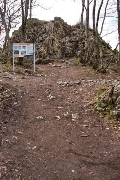 Camino Que Conduce Firmar Frente Formación Koenigsstuhl Montaña Del Trueno — Foto de Stock