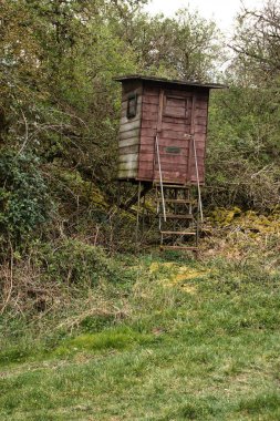 Soğuk bir bahar günü, Almanya 'nın kırsal kesimindeki bir tarlada av standı.