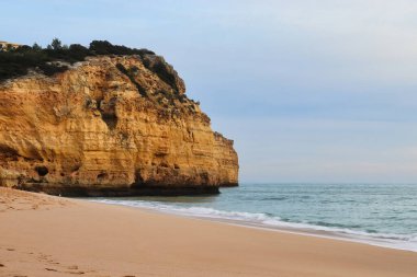 Okyanusta bir uçurum Güney Portekiz 'de bir kumsalda bir kış günü.