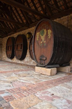 Schweigen-Rechtenbach, Almanya - 5 Nisan 2021: Schweigen Rechtenbach, Almanya 'da bir duvarda şarap fıçıları.